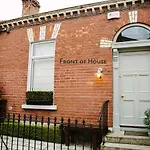 Cosy Home; Sleeps 10/11. City 15 Minutes\' Walk