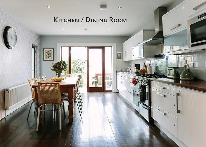Cosy Home; Sleeps 10/11. City 15 Minutes\' Walk