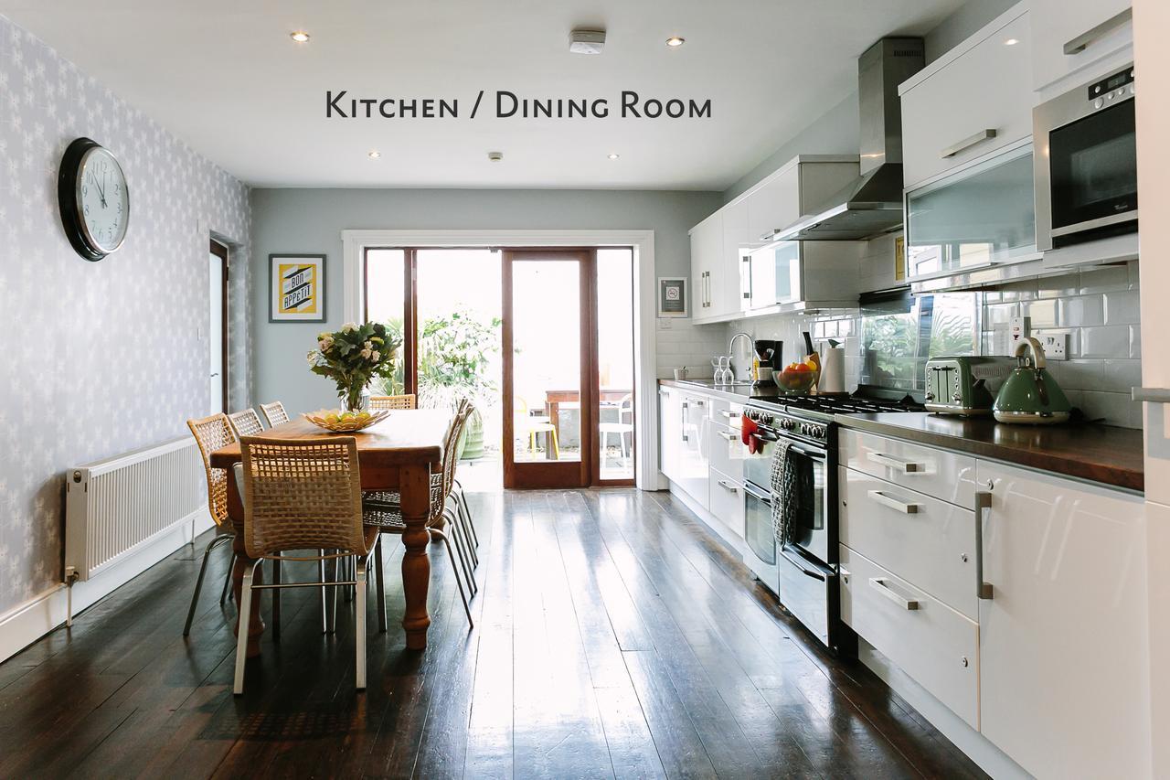 Cosy Home; Sleeps 10/11. 15 Minutes' Walk Holiday home *