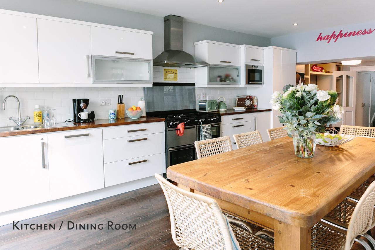 Cosy Home; Sleeps 10/11. 15 Minutes' Walk Dublin